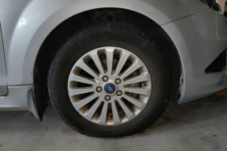 Used Ford Focus 2013 Hatchback Classic 1.8L Automatic Fashion Edition Right Front Wheel Hub