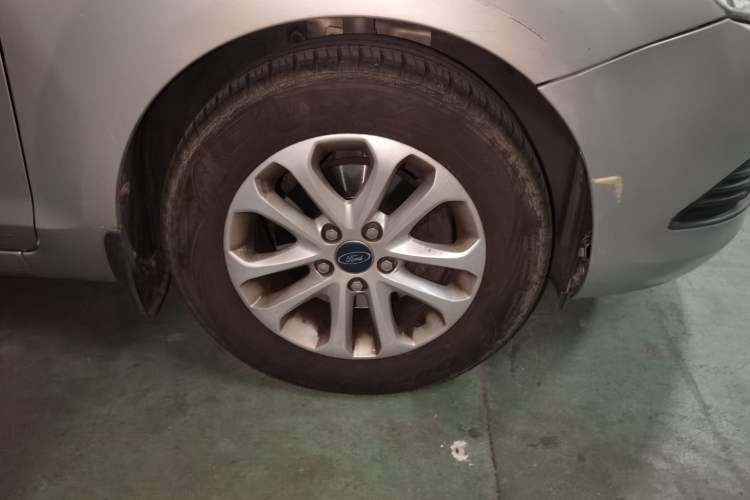 Used Ford Focus 2013 Sedan Classic 1.8L Manual Base Model Right Front Wheel Hub