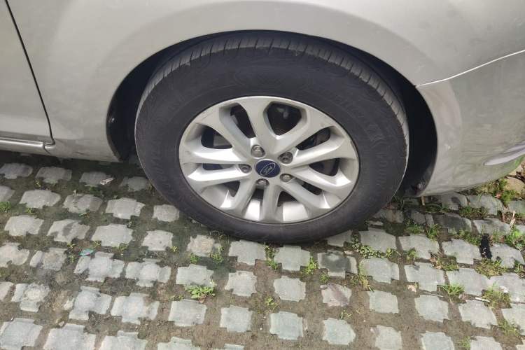 Used Ford Focus 2013 Hatchback Classic 1.8L Automatic Base Model Right Front Wheel Hub