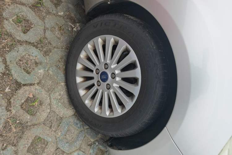 Used Ford Focus 2013 Sedan Classic 1.8L Automatic Fashion Edition Right Front Wheel Hub