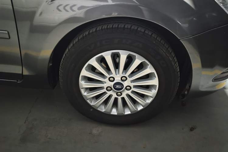Used Ford Focus 2013 Sedan Classic 1.8L Automatic Fashion Edition Right Front Wheel Hub