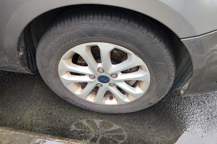 Used Ford Focus 2013 Sedan Classic 1.8L Manual Base Model Right Front Wheel Hub
