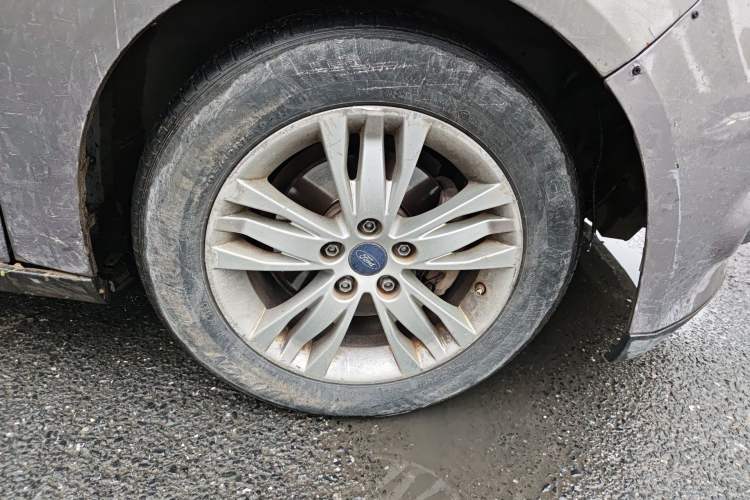 Used Ford Focus 2013 Sedan Classic 1.8L Manual Base Model Right Front Wheel Hub