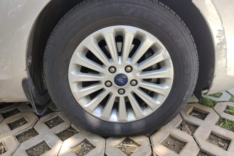 Used Ford Focus 2013 Sedan Classic 1.8L Automatic Fashion Edition Right Front Wheel Hub