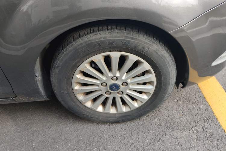 Used Ford Focus 2013 Sedan Classic 1.8L Automatic Fashion Edition Right Front Wheel Hub