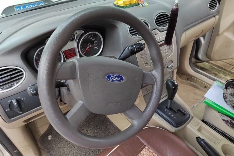 Used Ford Focus 2013 Sedan Classic 1.8L Automatic Base Model Steering Wheel