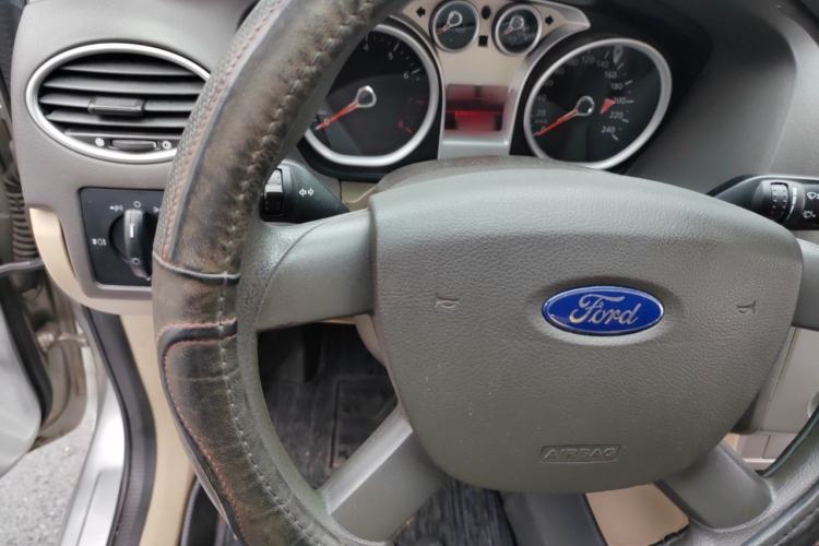 Used Ford Focus 2013 Sedan Classic 1.8L Automatic Base Model Steering Wheel
