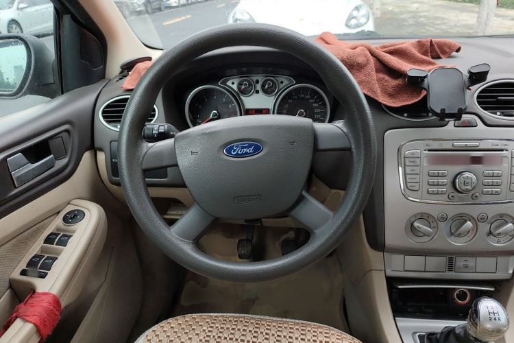 Used Ford Focus 2013 Sedan Classic 1.8L Manual Base Model Steering Wheel
