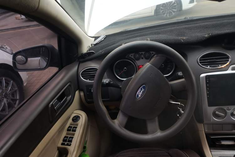 Used Ford Focus 2013 Sedan Classic 1.8L Manual Base Model Steering Wheel