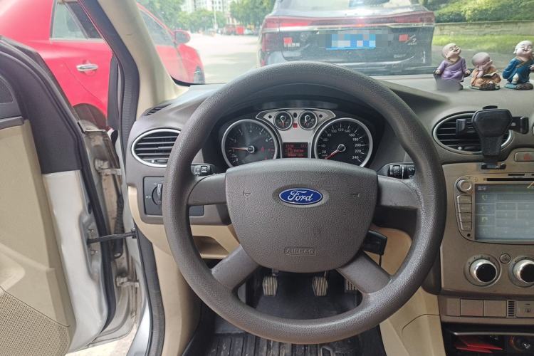 Used Ford Focus 2013 Sedan Classic 1.8L Manual Base Model Steering Wheel