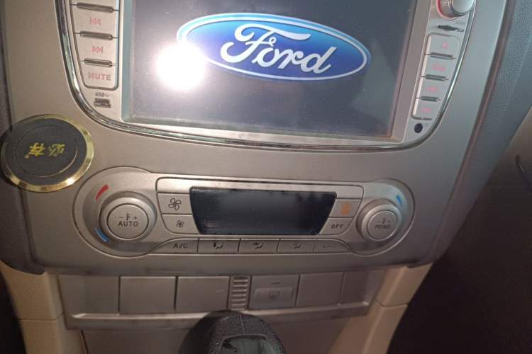 Used Ford Focus 2013 Hatchback Classic 1.8L Automatic Fashion Edition Audio And AC Panel