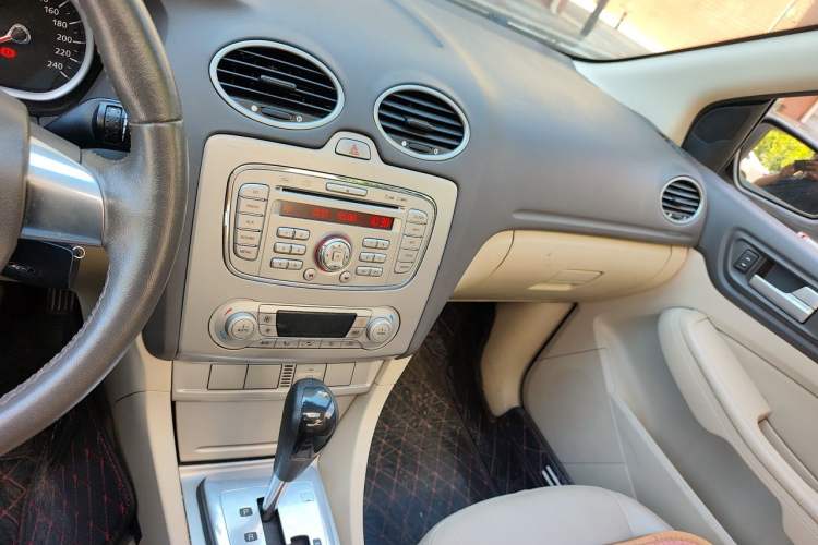 Used Ford Focus 2013 Hatchback Classic 1.8L Automatic Fashion Edition Audio And AC Panel
