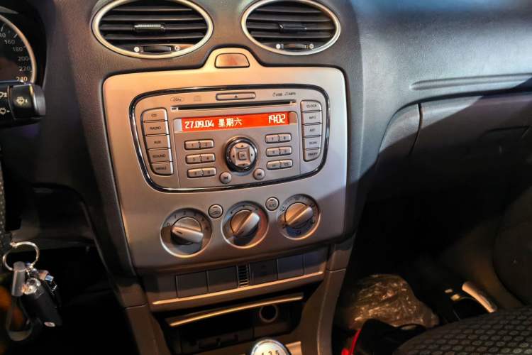 Used Ford Focus 2013 Hatchback Classic 1.8L Manual Base Model Audio And AC Panel