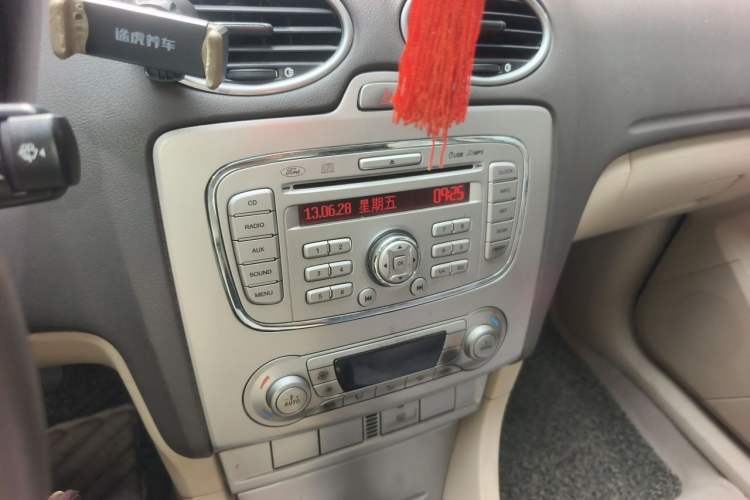 Used Ford Focus 2013 Sedan Classic 1.8L Manual Fashion Edition Audio And AC Panel
