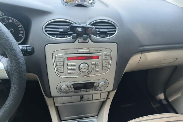 Used Ford Focus 2013 Hatchback Classic 1.8L Manual Fashion Edition Audio And AC Panel