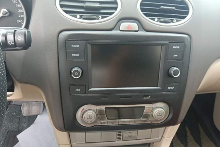 Used Ford Focus 2013 Hatchback Classic 1.8L Automatic Fashion Edition Audio And AC Panel