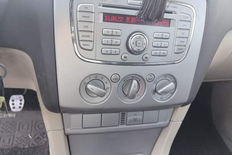 Used Ford Focus 2013 Sedan Classic 1.8L Manual Base Model Audio And AC Panel