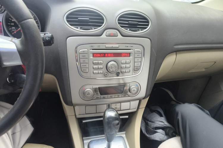 Used Ford Focus 2013 Hatchback Classic 1.8L Automatic Fashion Edition Audio And AC Panel