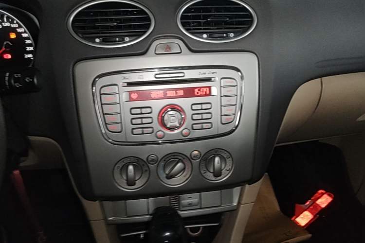 Used Ford Focus 2013 Sedan Classic 1.8L Automatic Base Model Audio And AC Panel