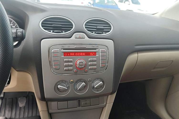 Used Ford Focus 2013 Sedan Classic 1.8L Manual Base Model Audio And AC Panel