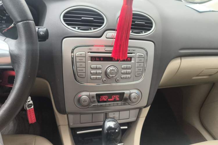 Used Ford Focus 2013 Hatchback Classic 1.8L Automatic Fashion Edition Audio And AC Panel