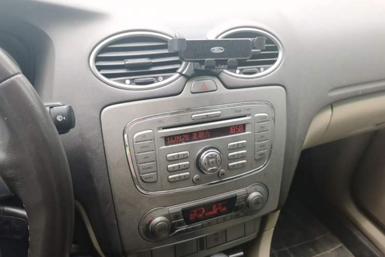 Used Ford Focus 2013 Hatchback Classic 1.8L Automatic Fashion Edition Audio And AC Panel