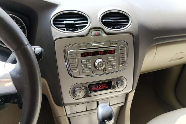 Used Ford Focus 2013 Hatchback Classic 1.8L Automatic Fashion Edition Audio And AC Panel