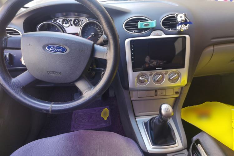 Used Ford Focus 2013 Hatchback Classic 1.8L Manual Base Model Center Console