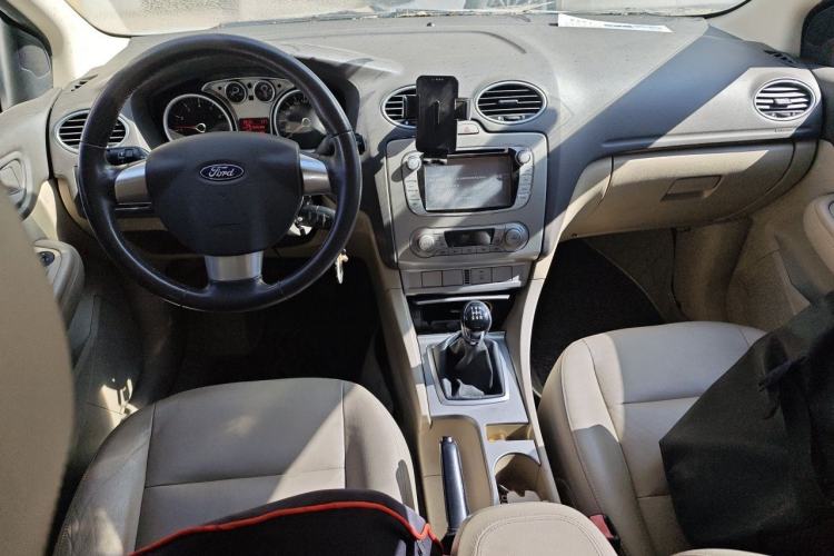 Used Ford Focus 2013 Sedan Classic 1.8L Manual Fashion Edition Center Console