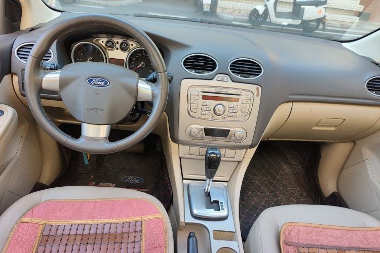 Used Ford Focus 2013 Hatchback Classic 1.8L Automatic Fashion Edition Center Console