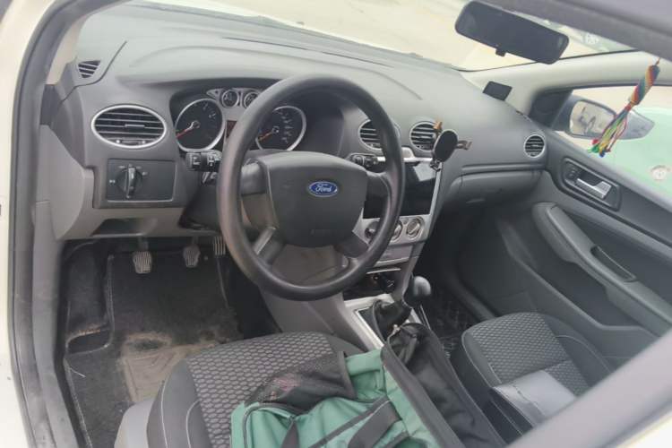 Used Ford Focus 2013 Hatchback Classic 1.8L Manual Base Model Center Console