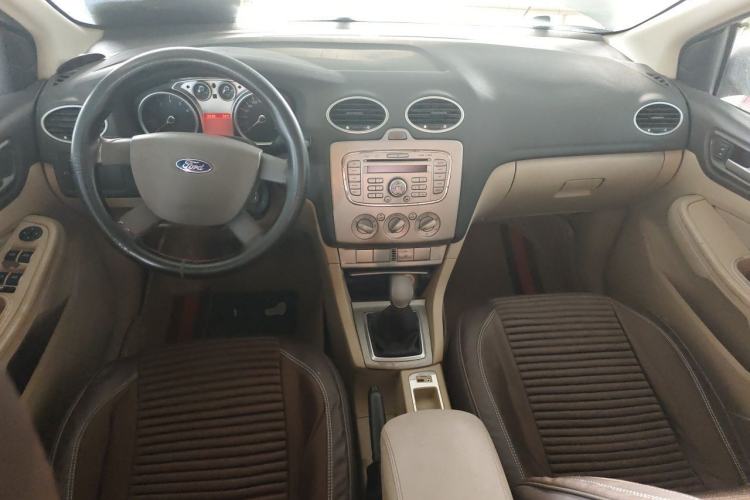 Used Ford Focus 2013 Sedan Classic 1.8L Manual Base Model Center Console