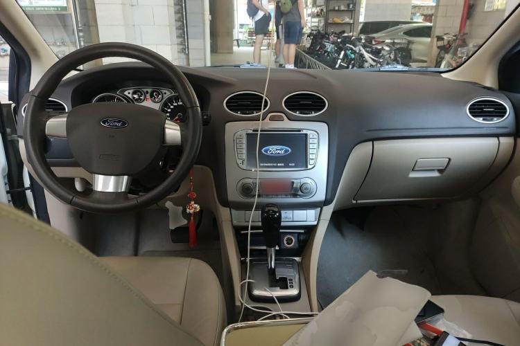 Used Ford Focus 2013 Sedan Classic 1.8L Automatic Fashion Edition Center Console