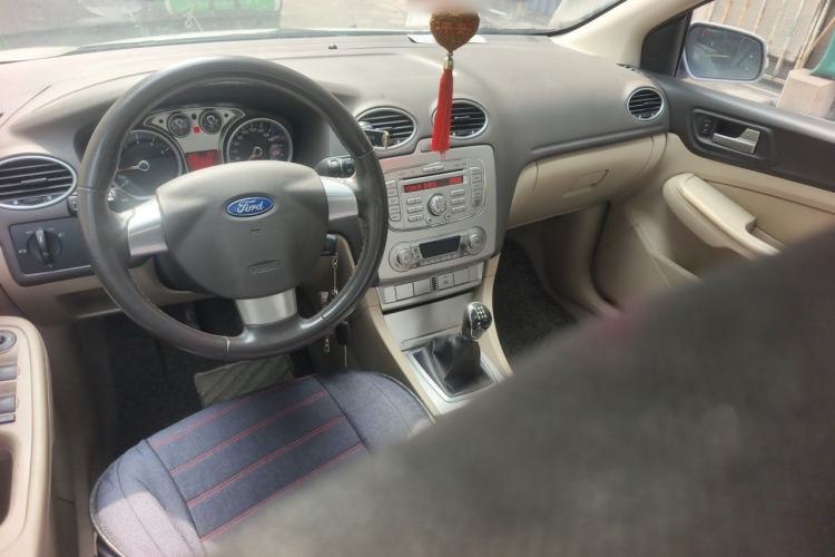 Used Ford Focus 2013 Sedan Classic 1.8L Manual Fashion Edition Center Console