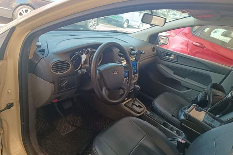 Used Ford Focus 2013 Hatchback Classic 1.8L Automatic Base Model Center Console