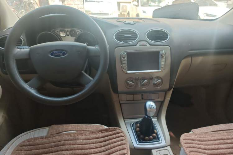 Used Ford Focus 2013 Sedan Classic 1.8L Manual Base Model Center Console