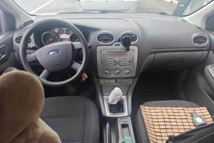 Used Ford Focus 2013 Hatchback Classic 1.8L Manual Base Model Center Console