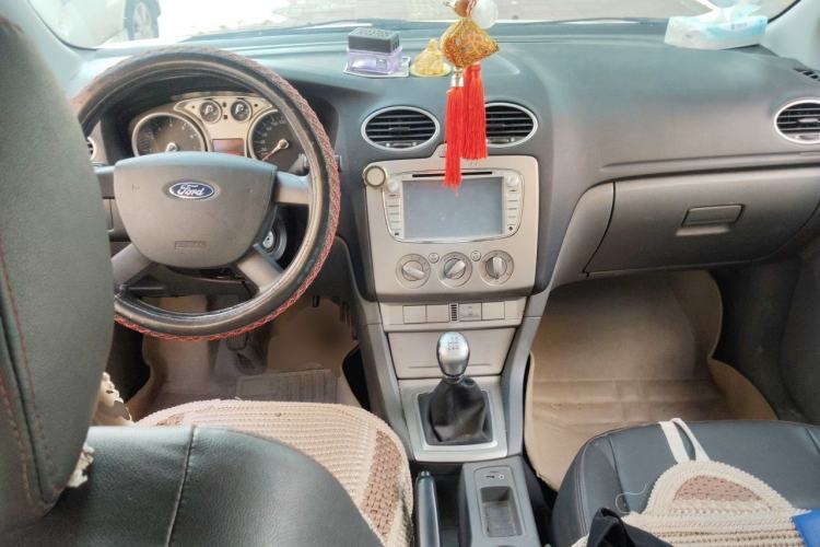 Used Ford Focus 2013 Hatchback Classic 1.8L Manual Base Model Center Console
