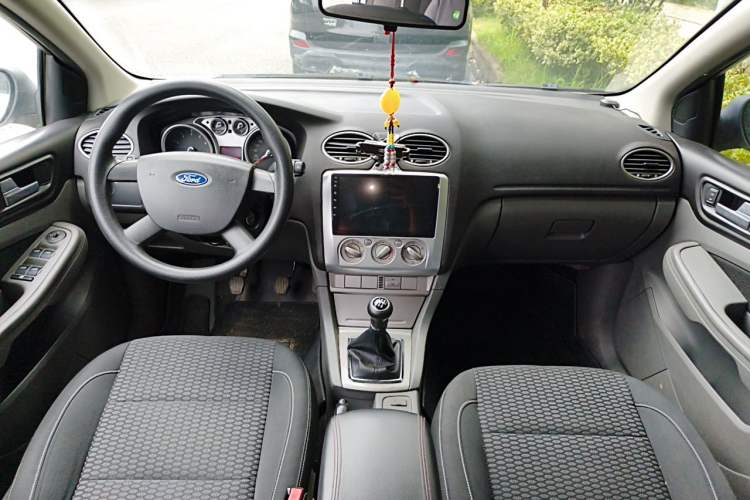 Used Ford Focus 2013 Hatchback Classic 1.8L Manual Base Model Center Console
