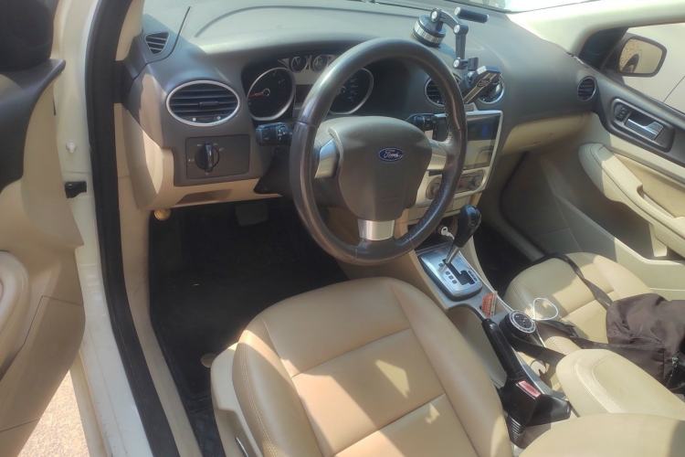 Used Ford Focus 2013 Sedan Classic 1.8L Automatic Fashion Edition Center Console