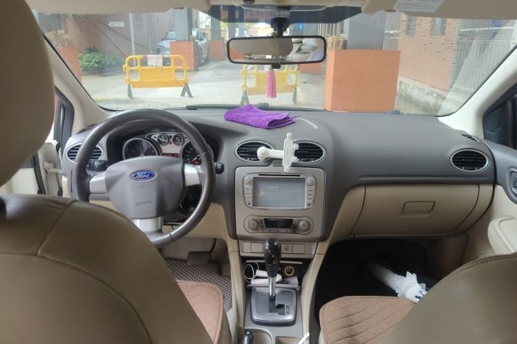 Used Ford Focus 2013 Sedan Classic 1.8L Automatic Fashion Edition Center Console