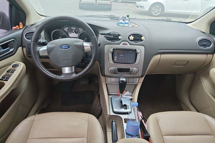 Used Ford Focus 2013 Hatchback Classic 1.8L Automatic Fashion Edition Center Console