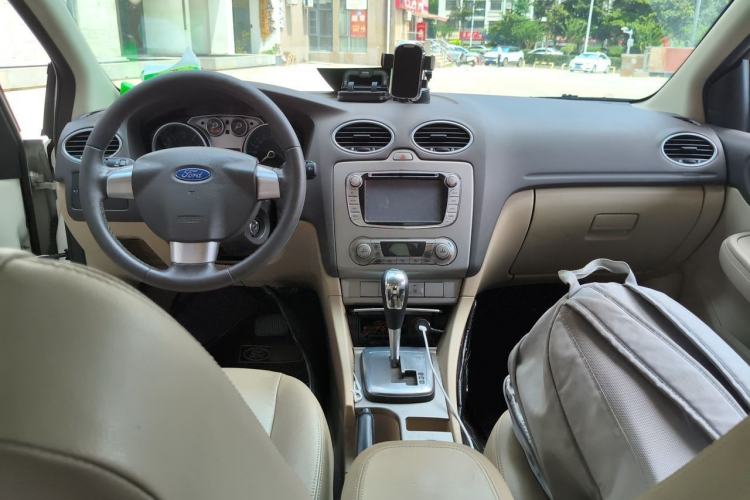 Used Ford Focus 2013 Sedan Classic 1.8L Automatic Fashion Edition Center Console