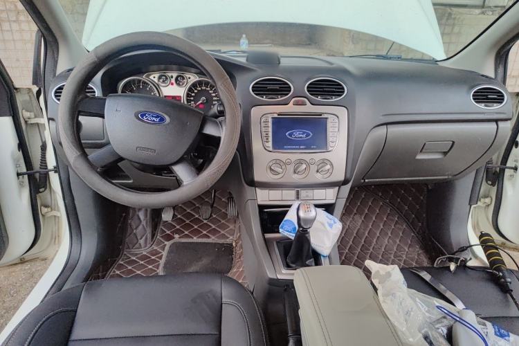 Used Ford Focus 2013 Hatchback Classic 1.8L Manual Base Model Center Console
