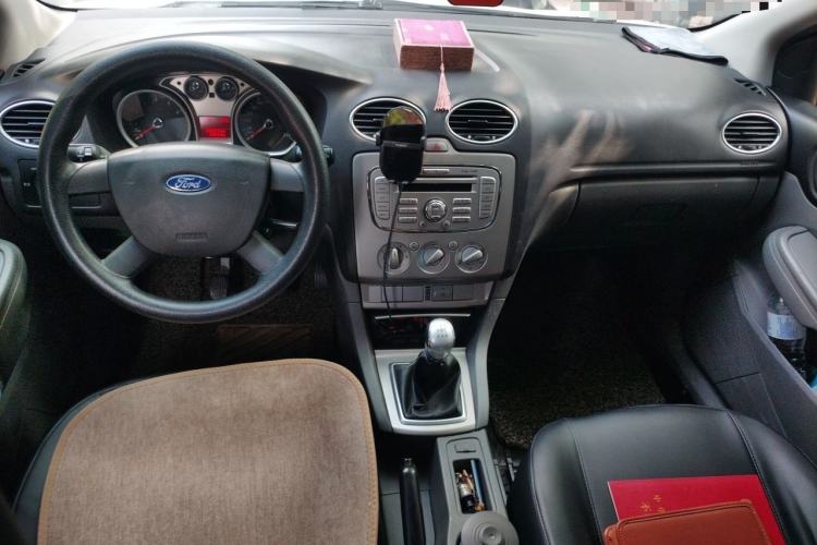 Used Ford Focus 2013 Hatchback Classic 1.8L Manual Base Model Center Console