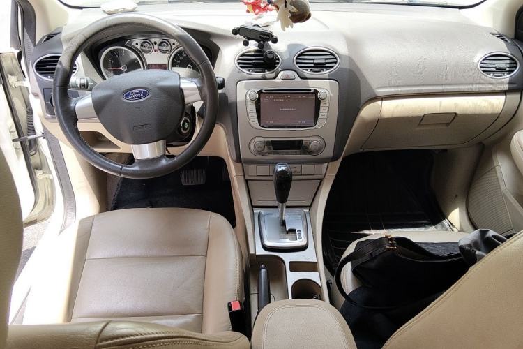Used Ford Focus 2013 Hatchback Classic 1.8L Automatic Fashion Edition Center Console