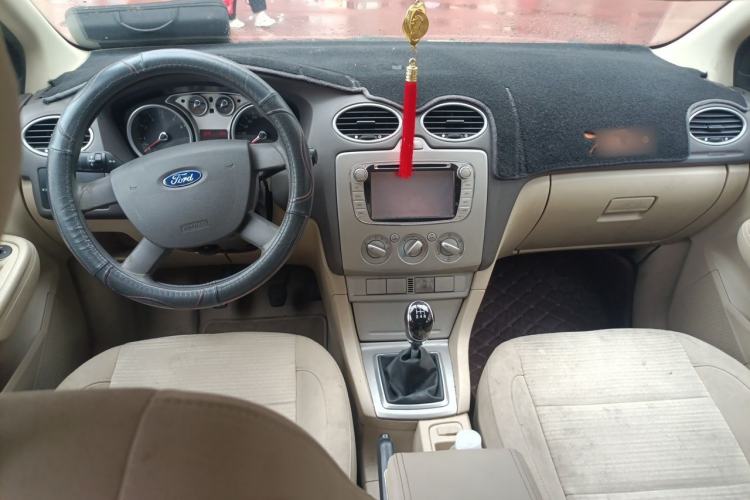 Used Ford Focus 2013 Sedan Classic 1.8L Manual Base Model Center Console