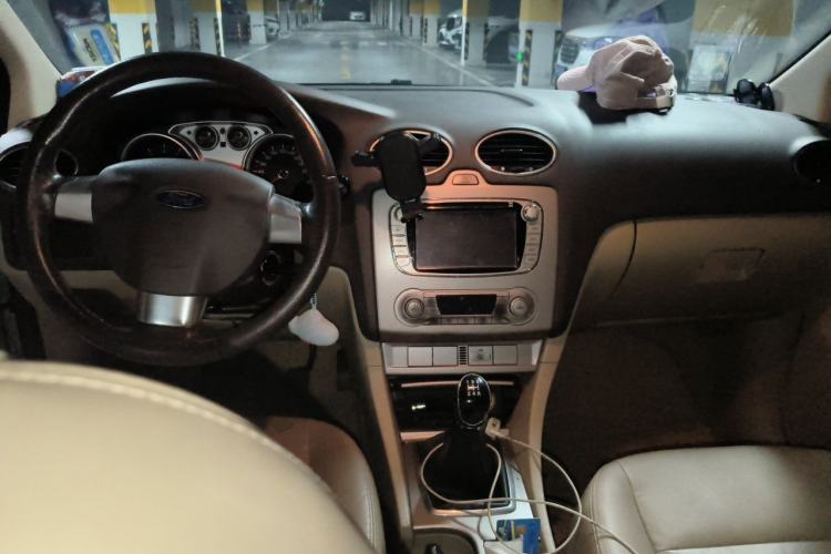 Used Ford Focus 2013 Sedan Classic 1.8L Manual Fashion Edition Center Console