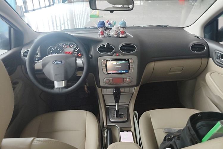 Used Ford Focus 2013 Hatchback Classic 1.8L Automatic Fashion Edition Center Console