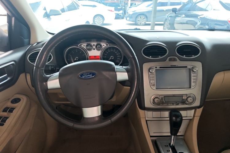 Used Ford Focus 2013 Sedan Classic 1.8L Automatic Fashion Edition Center Console